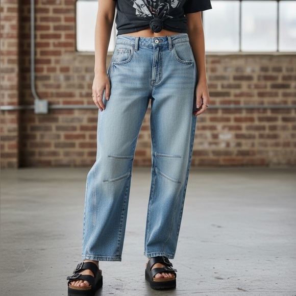 NWT Cello Horseshoe Barrel Relaxed Fit Light Washed Denim Jeans Pants - Picture 2 of 12